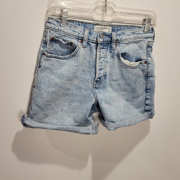 Abercrombie & fitch size 26/2 7in denim dad shorts. Small Flaw